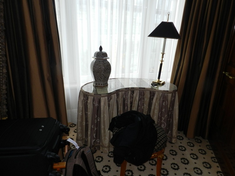 в Ritz Carlton детки богатеев завтракают на золоченых диванчиках http://cs9743.vkontakte.ru/u141782702/145647787/y_ad445bc6.jpg